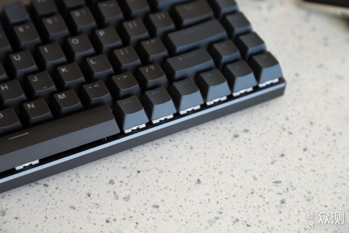 打造简洁桌面利器，84键雷柏V700-8A机械键盘_新浪众测